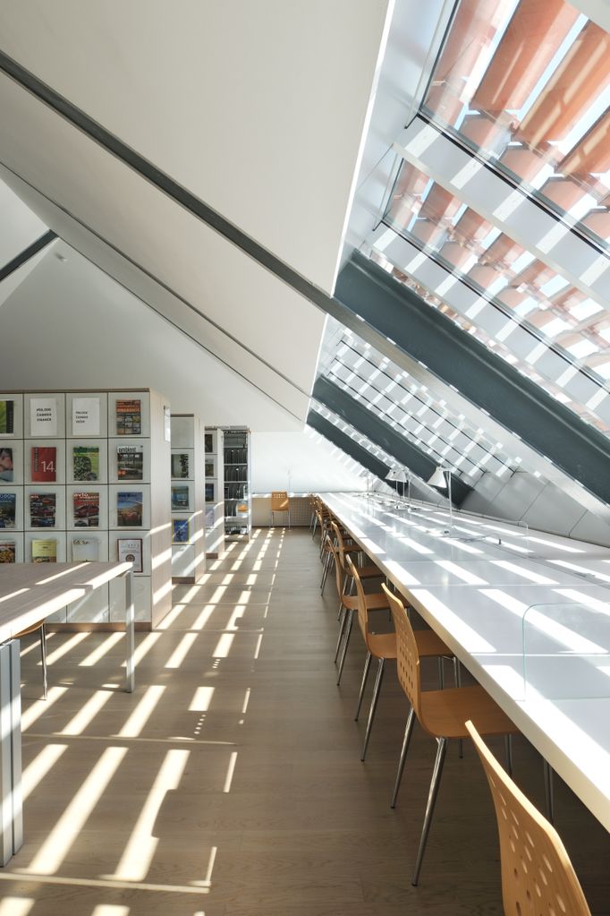 File:STVAR architects 2011 Celje Central Library reading room.jpg