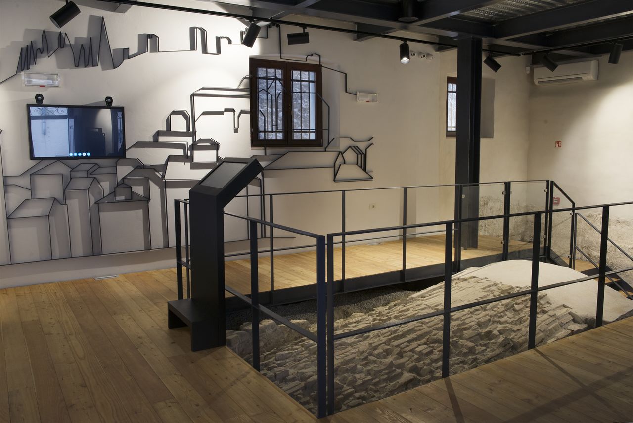 Mediadom Pyrhani 2015 staircase to the underground corridor.jpg