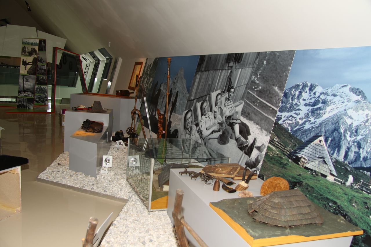 File:Slovenian Alpine Museum 2010 installation Photo Miro Erzen.JPG