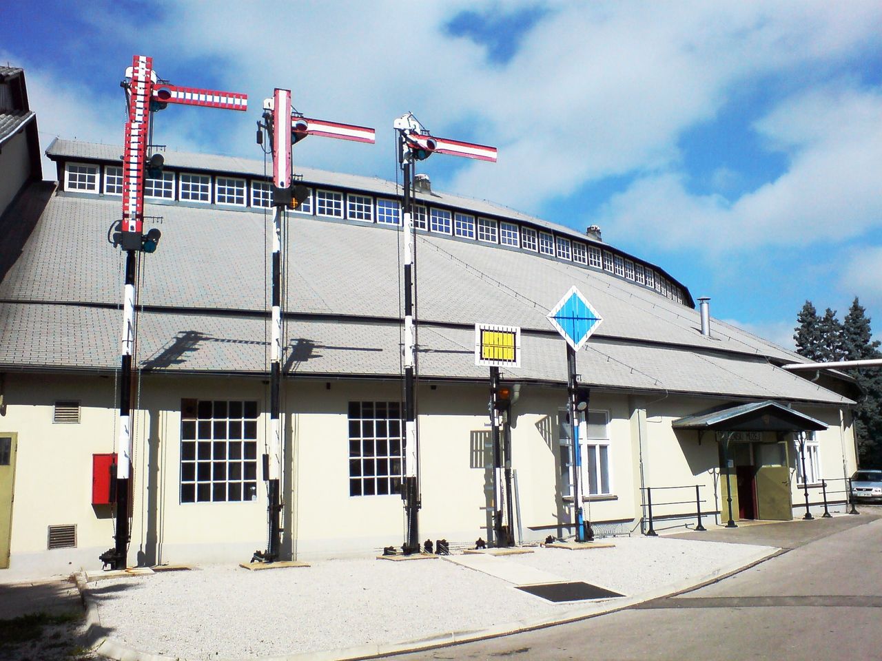 File:Railway Museum of Slovenske zeleznice 2007 entrance into the museum.jpg