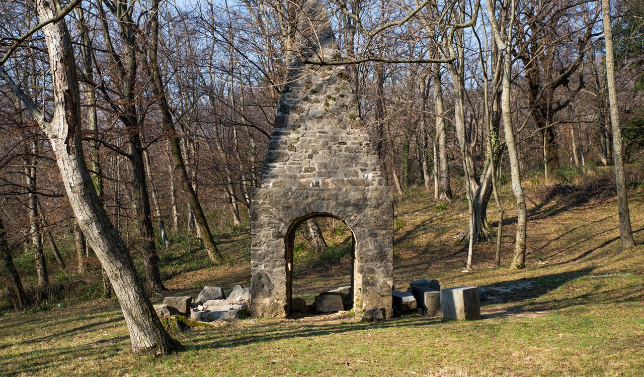 File:Kromberk Castle 2021 historical remnants Photo Kaja Brezocnik (2).jpg