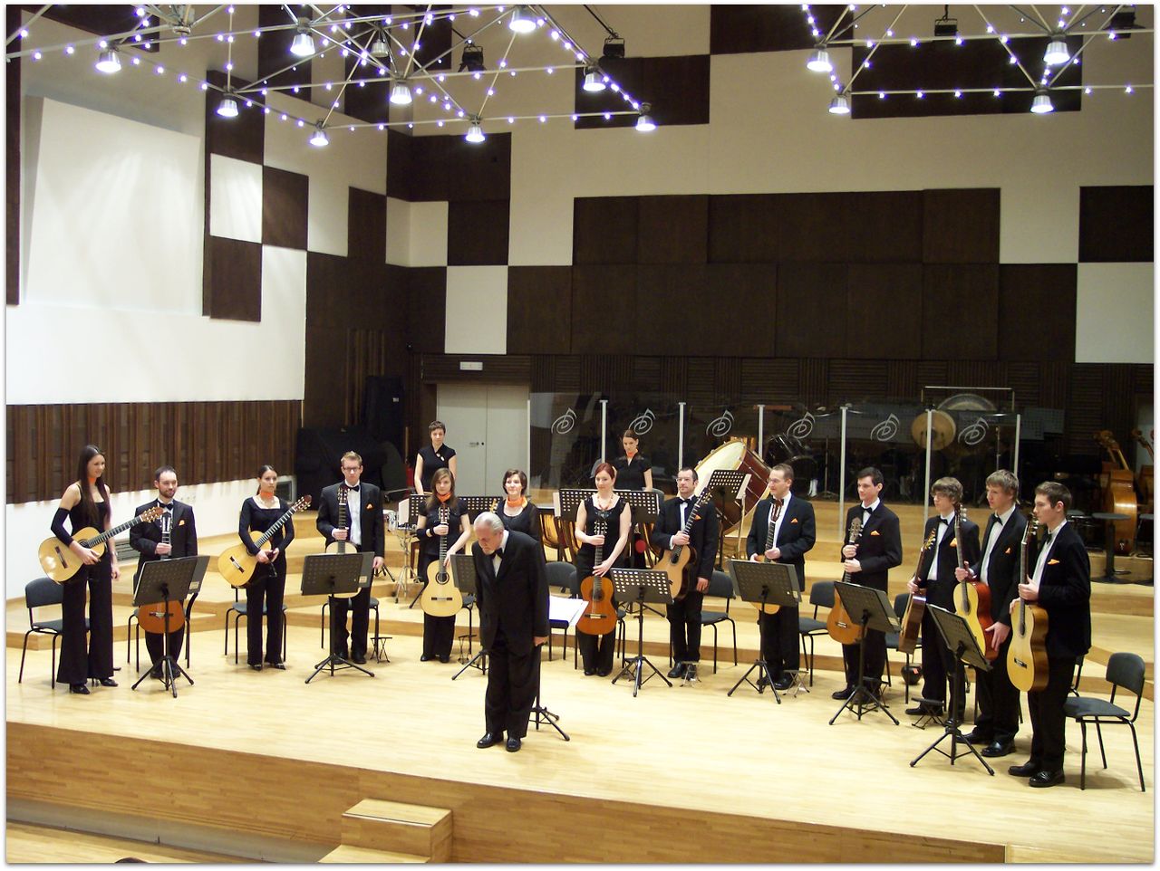 File:Ljudmil Rus Guitar Orchestra 2007 Belgrade Philharmonic Photo Marko Slokar.JPG