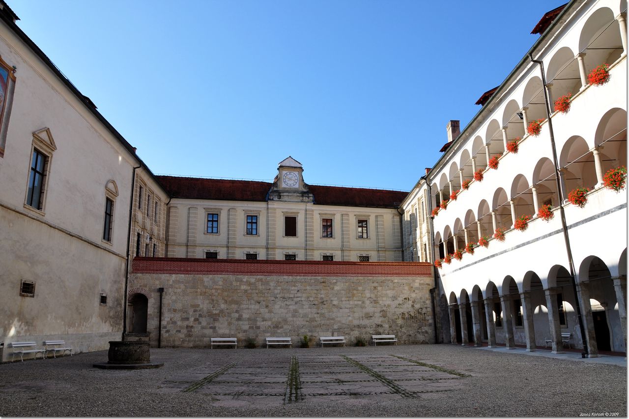 File:Brezice Castle 2009.jpg
