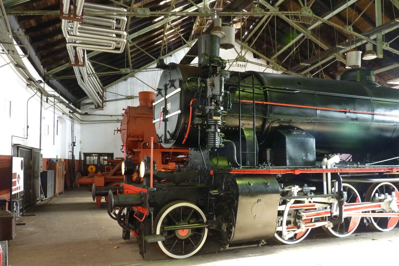 Railway Museum 2012 The trains in the roundhouse.jpg