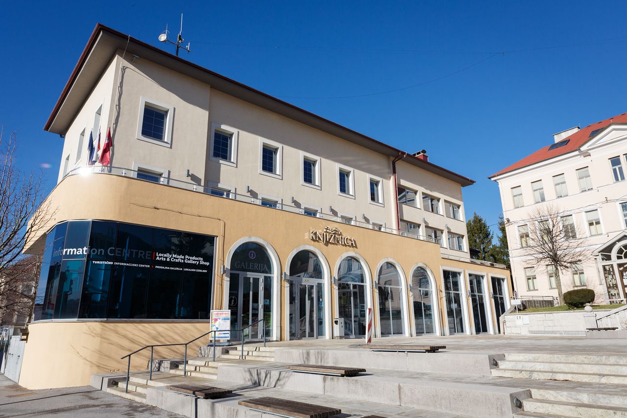 File:Beno Zupancic Library Postojna 2020 Exterior Photo Kaja Brezocnik (3).jpg