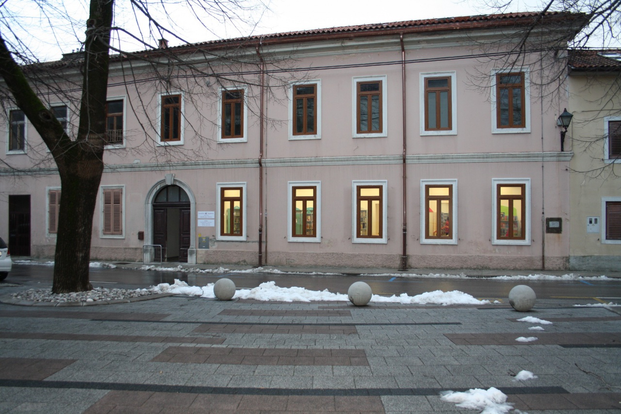 File:Lavric Library Ajdovscina 2013 Vipava branch.jpg