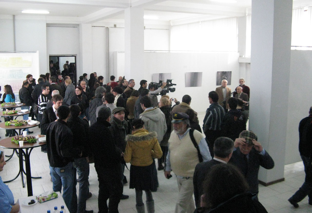 File:Photon Gallery 2009 Baku.jpg