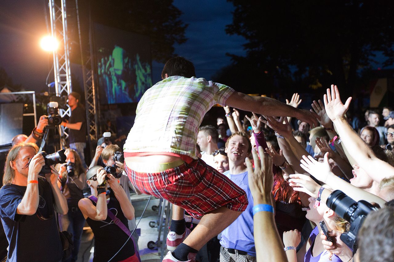 File:Elvis Jackson 2013 Rock Otocec Photo Simon Pintar - Madpixel.jpg
