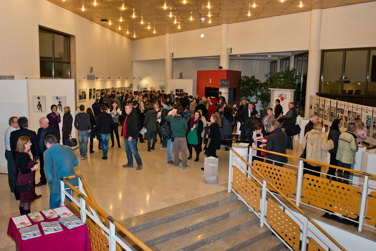 File:Kosovel Culture House Sezana 2014 The big gallery space.jpg
