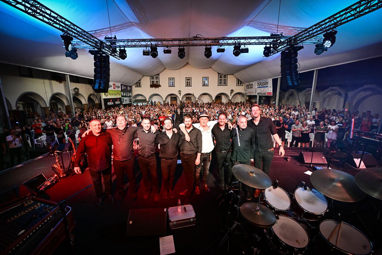 File:Arsana International Music Festival 2022 group photo with audience Photo Marko Pigac.jpg