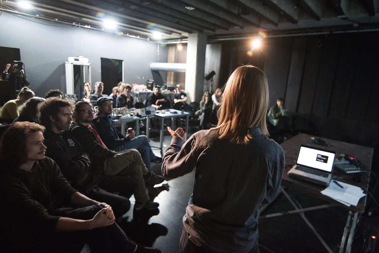 File:Osmoza 2018 Vector Hack Festival talk Photo Katja Goljat.jpg
