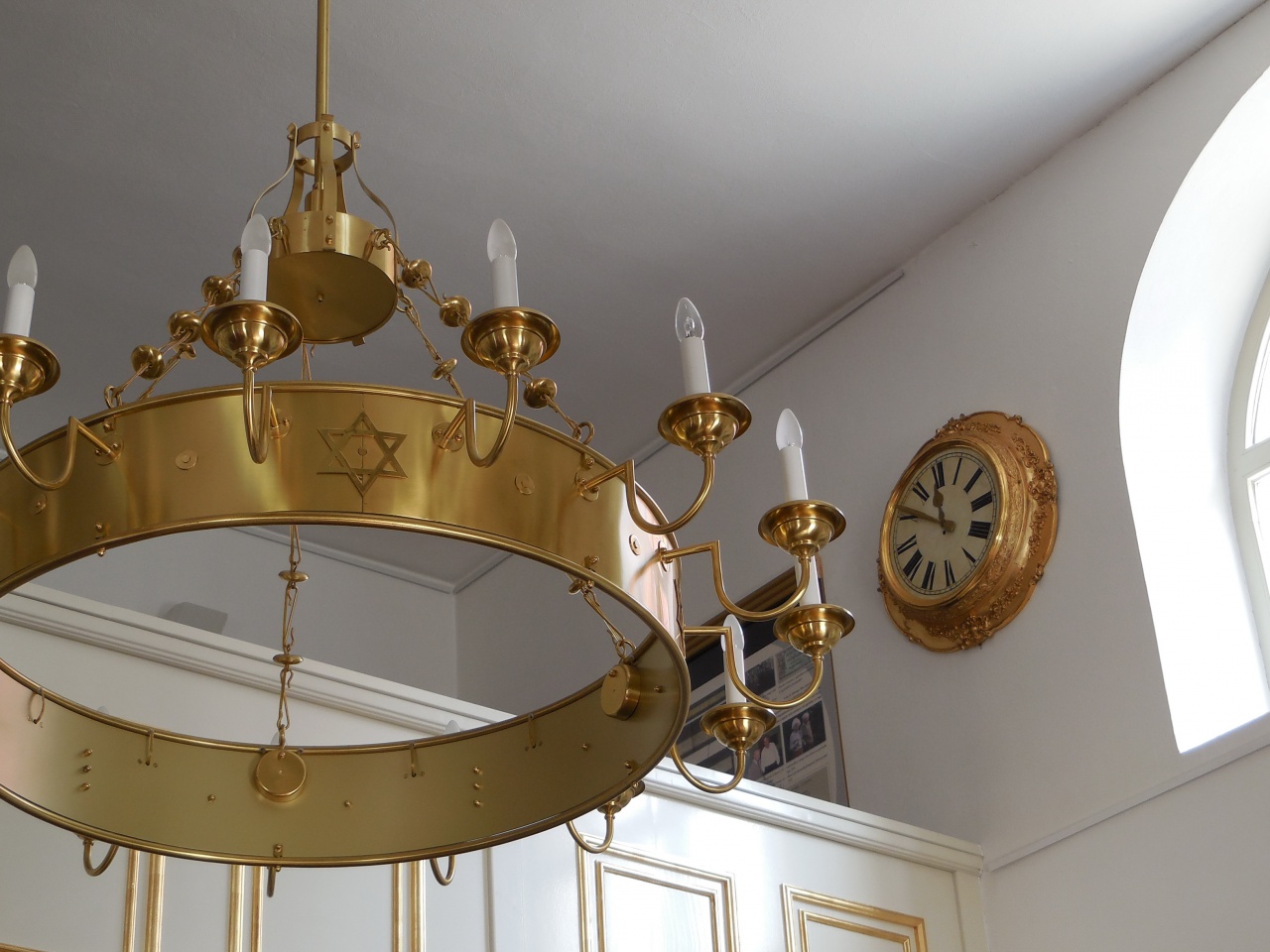 File:Lendava Synagogue 2014 interior 01.jpg