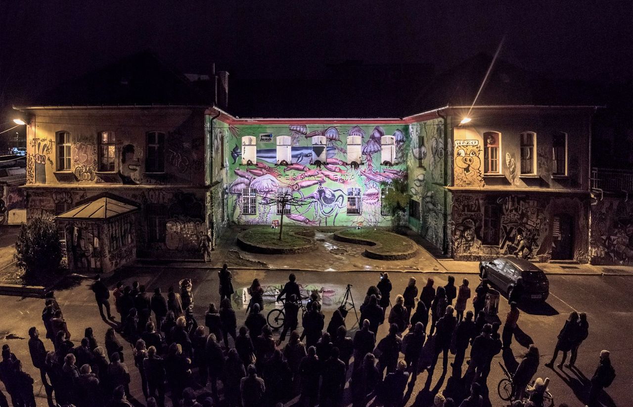 File:KUD Mreza 2016 Night Window Display Pesak Photo Rebeka Bernetic.jpg