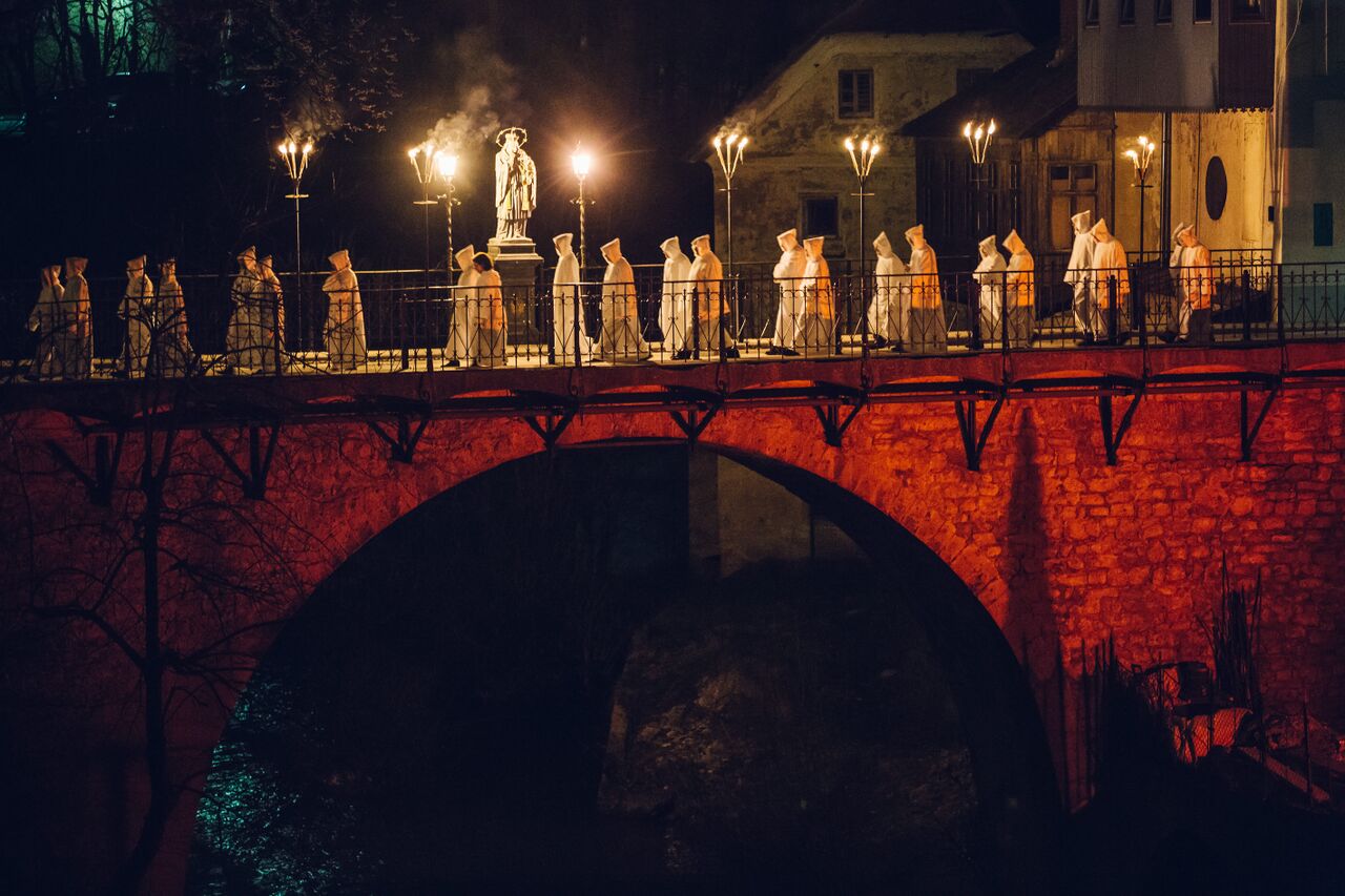File:Skofja Loka Passion Play 2015 Hooded figures on a bridge Photo Tadej Pisek.jpg