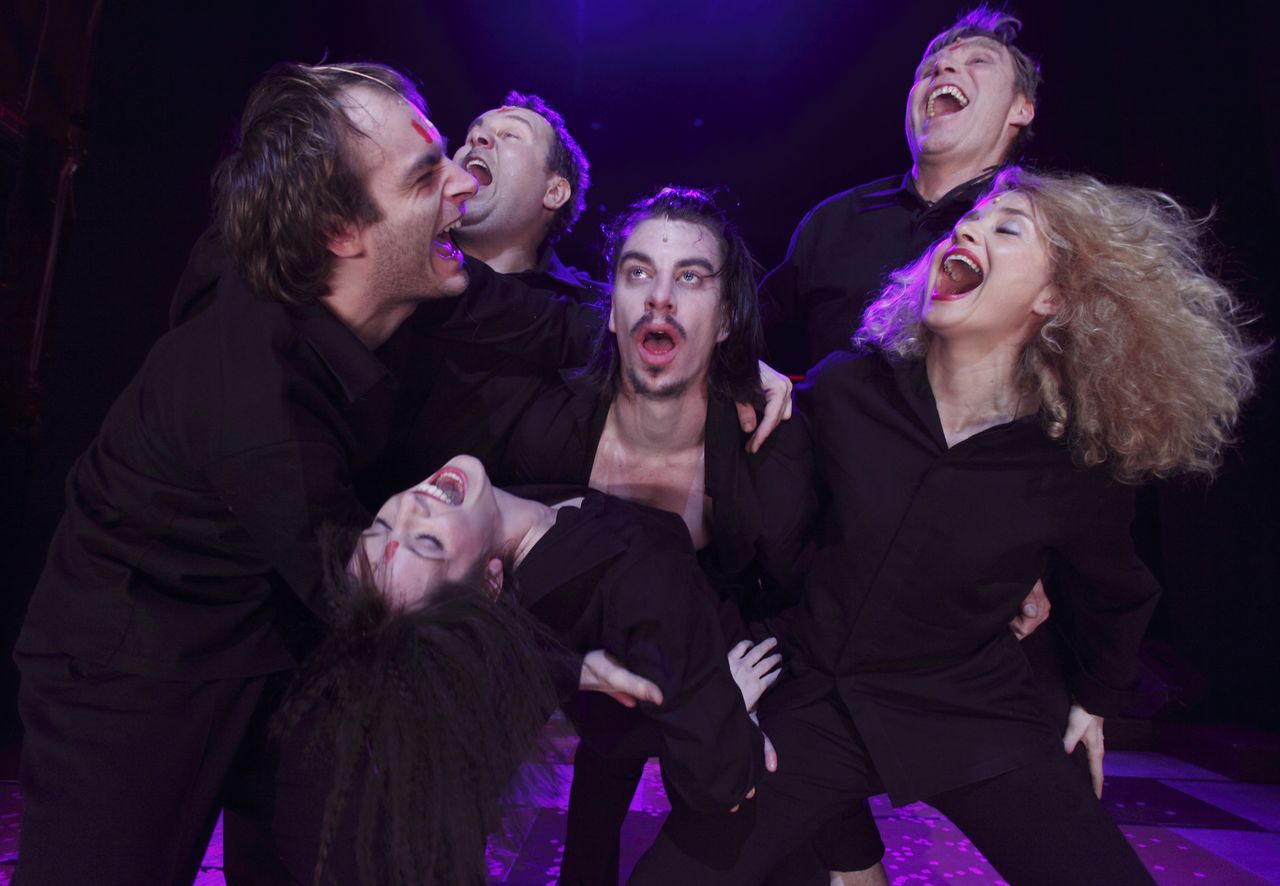 File:Mladinsko Theatre MGL 2010 Bobni v noci Photo Miha Fras.jpg