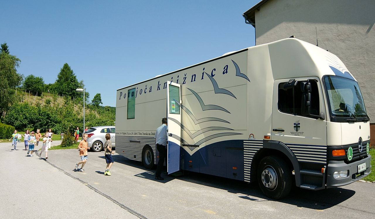 File:Ivan Potrc Library Ptuj 2010 bibliobus Photo Srdan Mohoric.jpg