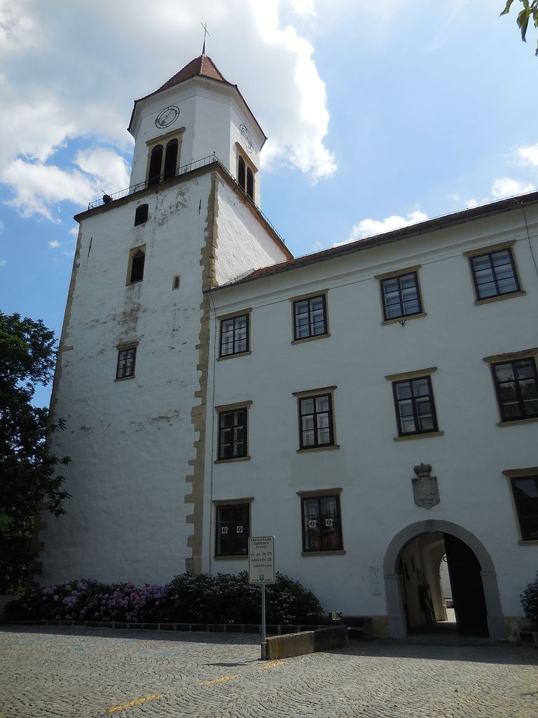 File:Ormoz Castle 2014 exterior.jpg