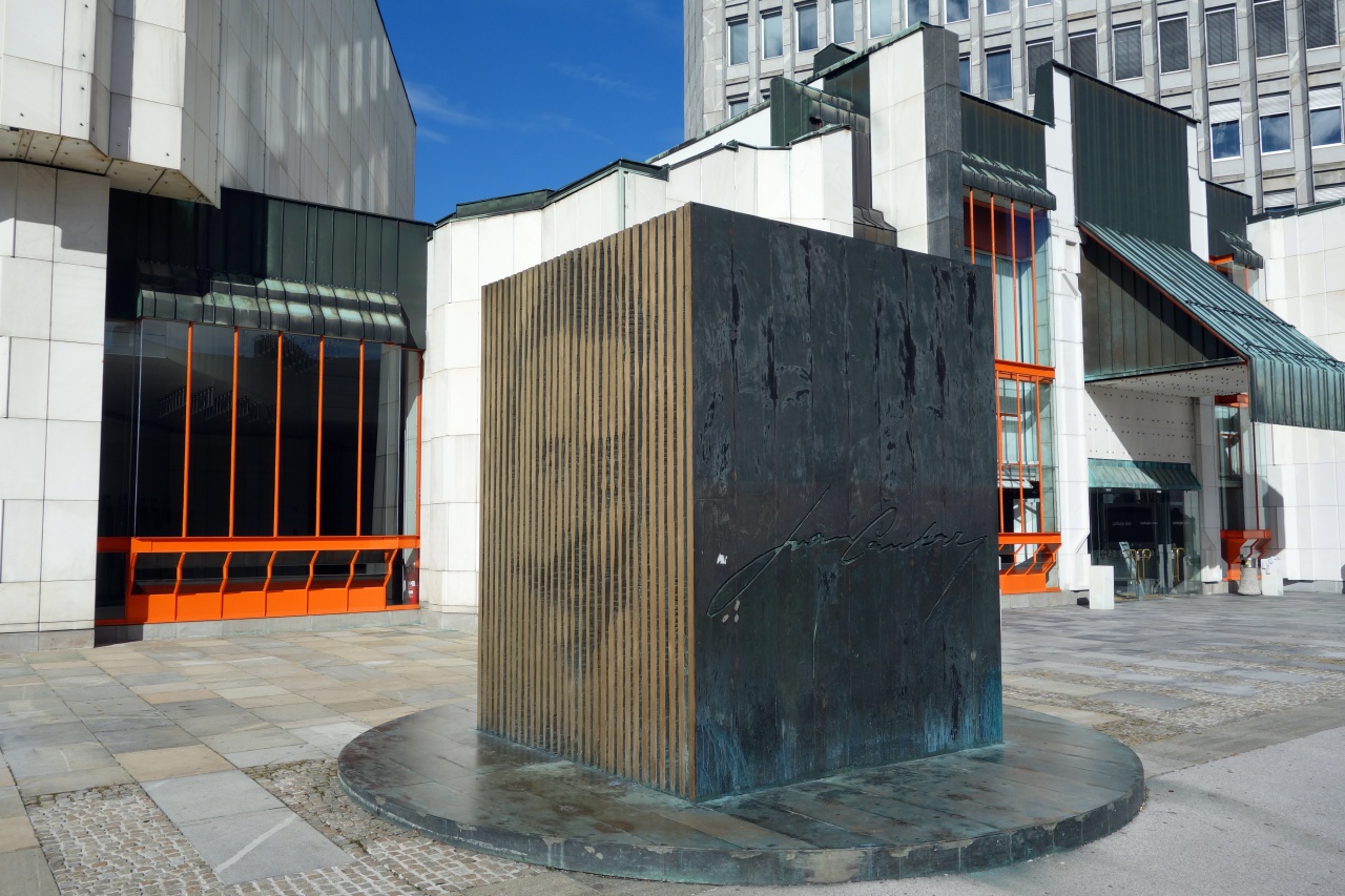File:Cankarjev dom Cultural and Congress Centre 2013 Ivan Cankar statue 01.jpg