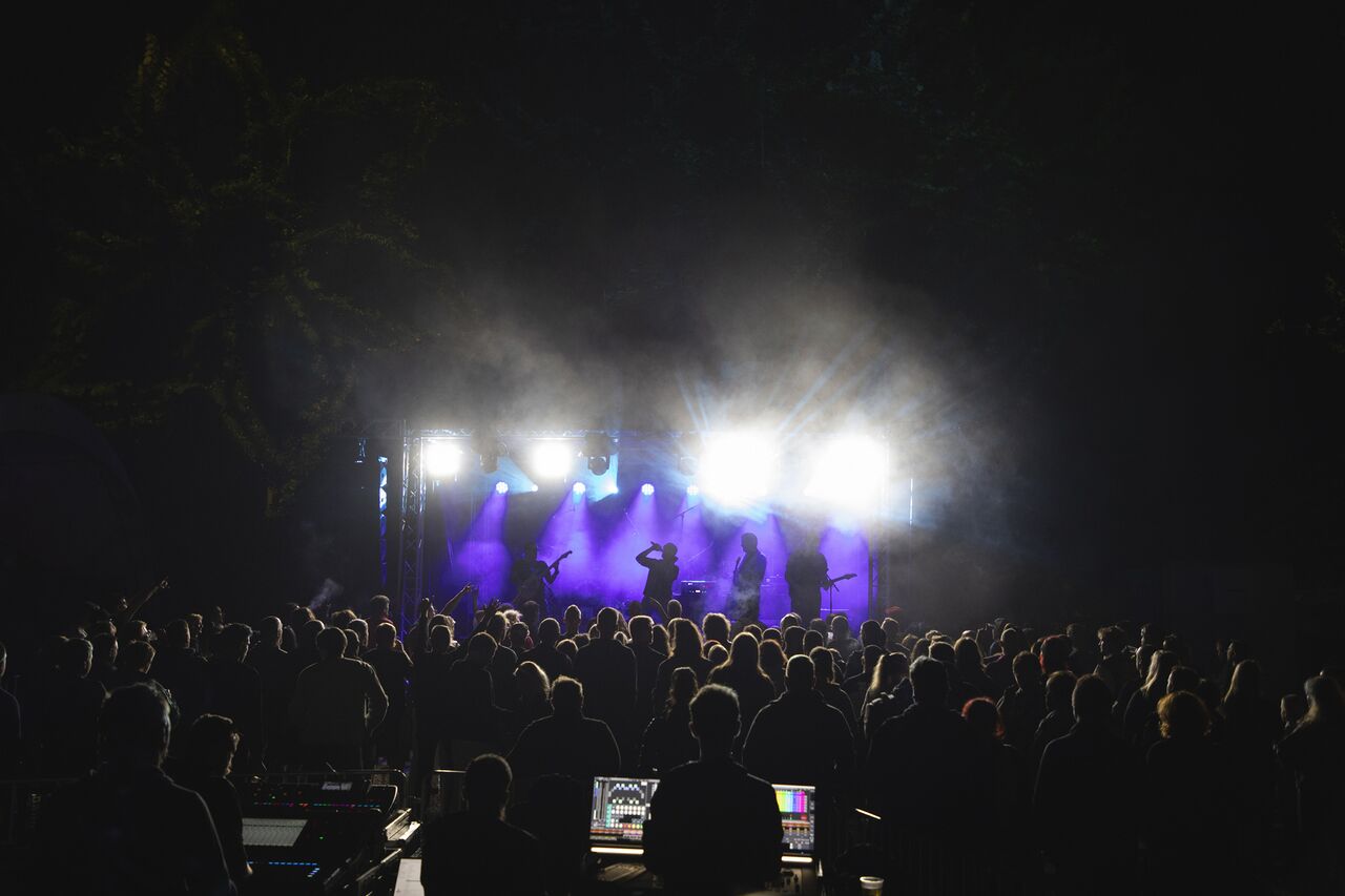 Concert in Summer cinema near Škale lake - Brkovi, F Lara Lukše 1. 9. 2023 (1).jpg