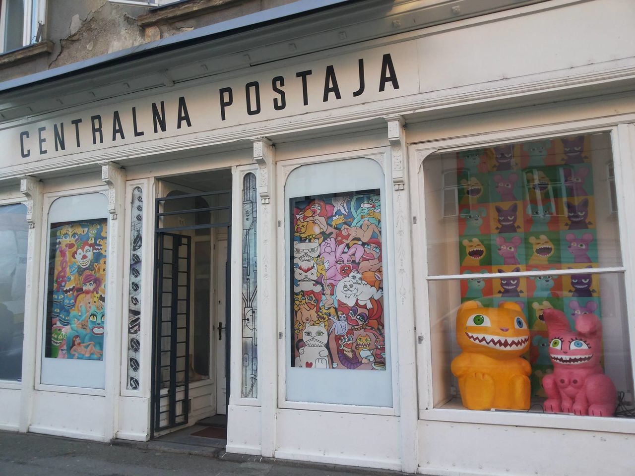 File:Centralna postaja 2012 Nina Bric exhibition.jpg