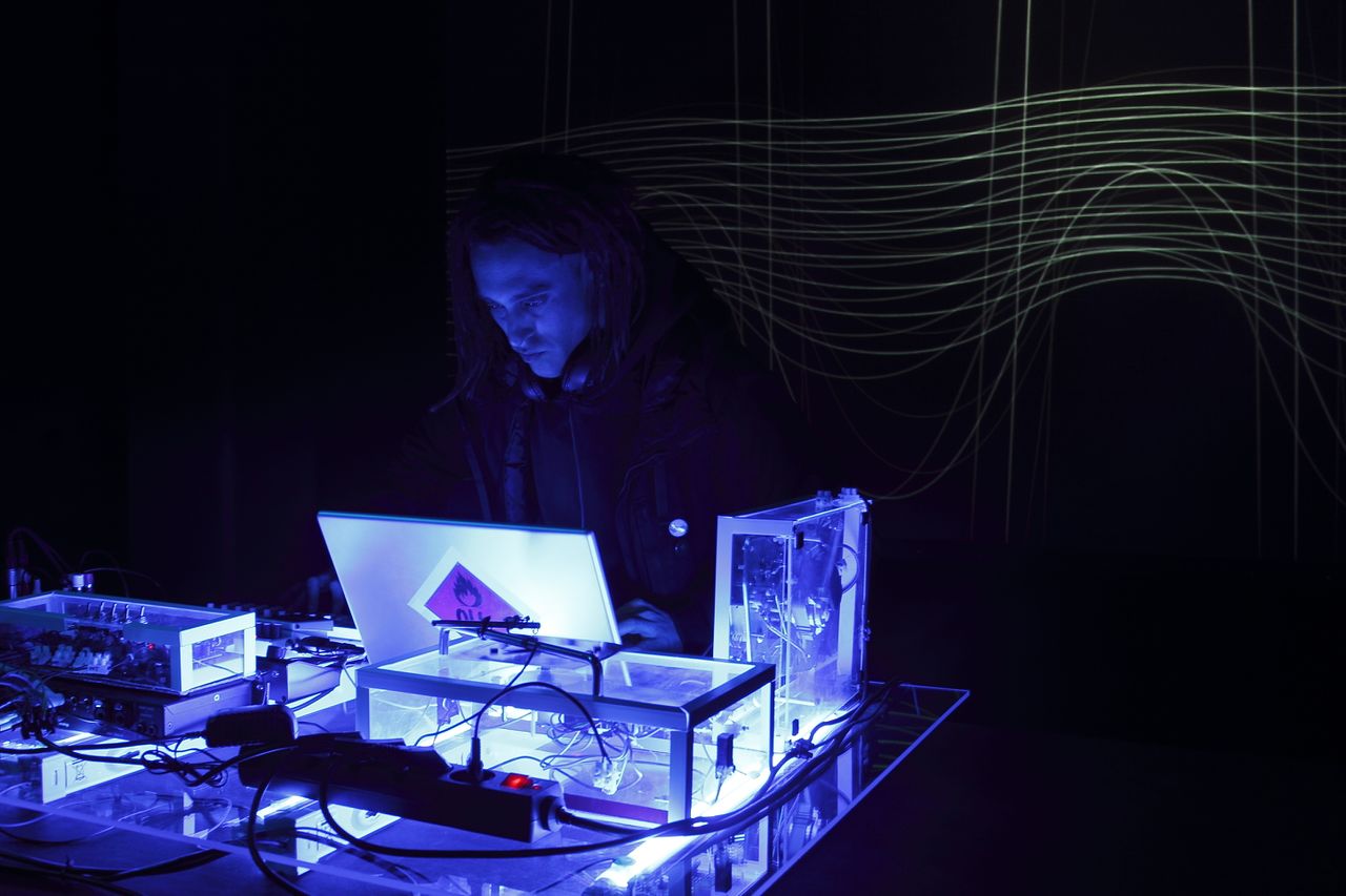 Marko Batista - Hibridne zvocno-mahanicne masine - performance Kapelica Gallery - Photo Miha Fras.jpg