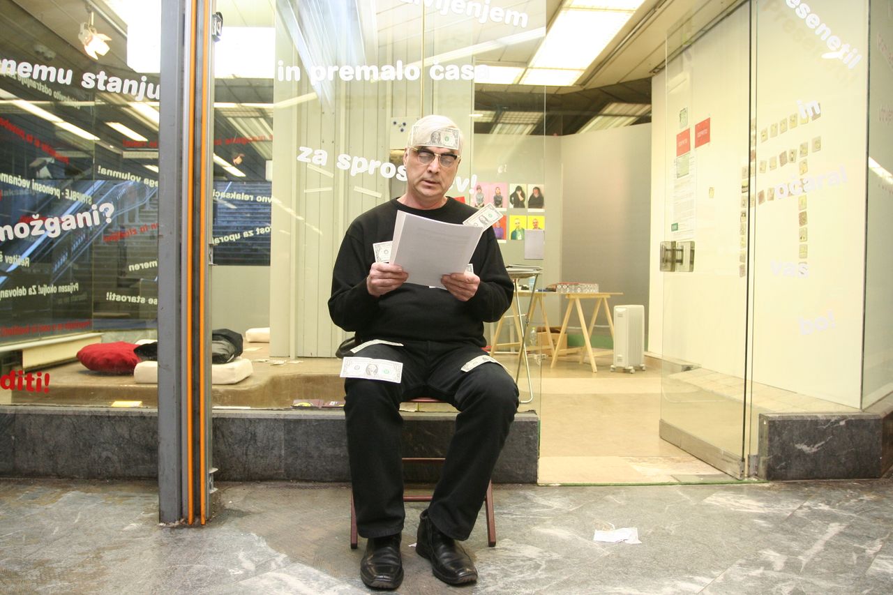 File:Kapsula Gallery 2008 Balint Szombathy performance Photo Nada Mihajlovic.jpg