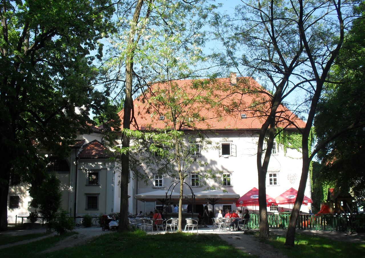 File:Kodeljevo Castle 2012 exterior Photo Anja Premk (2).JPG