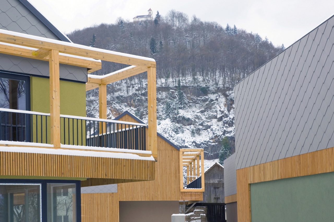File:Ofis Arhitekti 2009 Backbone Village Houses.JPG