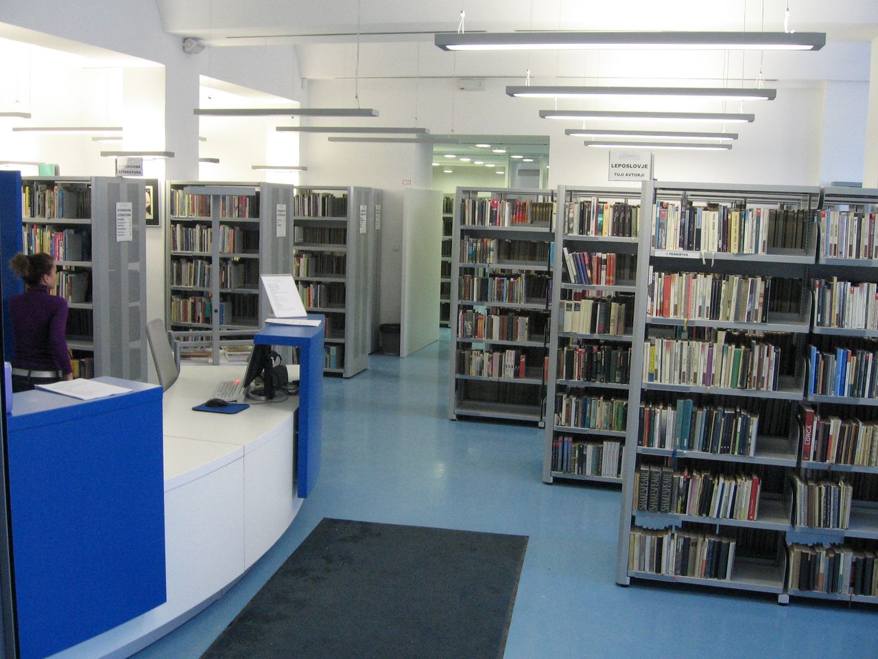 File:Beno Zupancic Library Postojna 2010 interior Photo Uros Mlinar.jpg