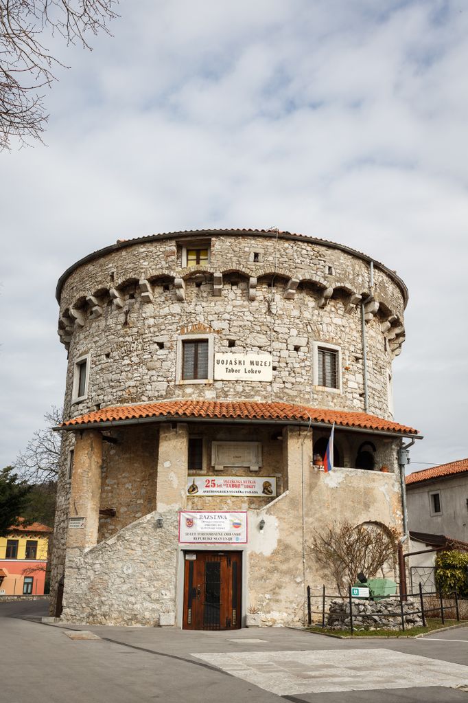 File:Tabor Military Museum, Lokev 2020 Exterior Photo Kaja Brezocnik (2).jpg