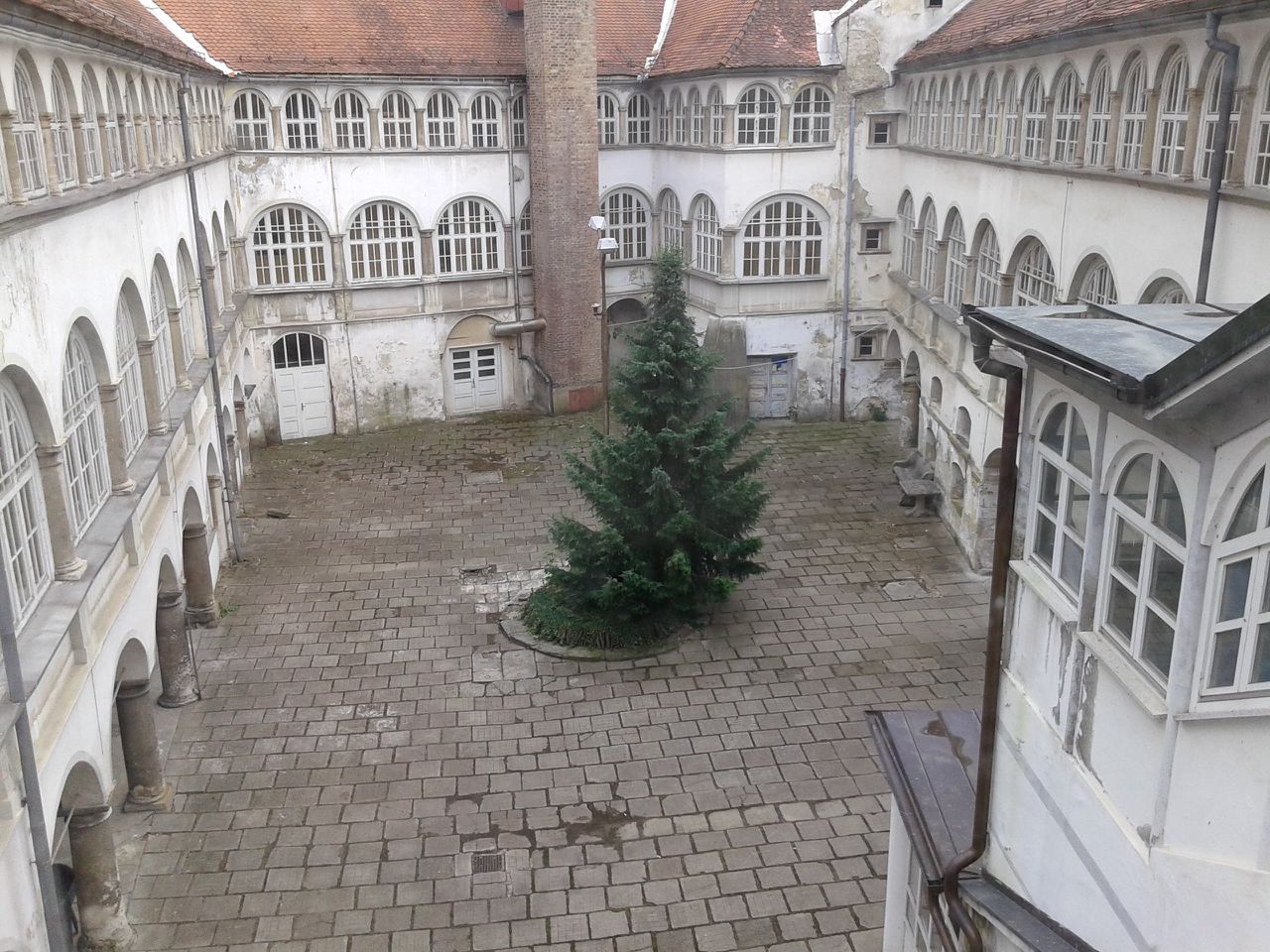 File:Cmurek Castle 2015 inner courtyard 02.jpg