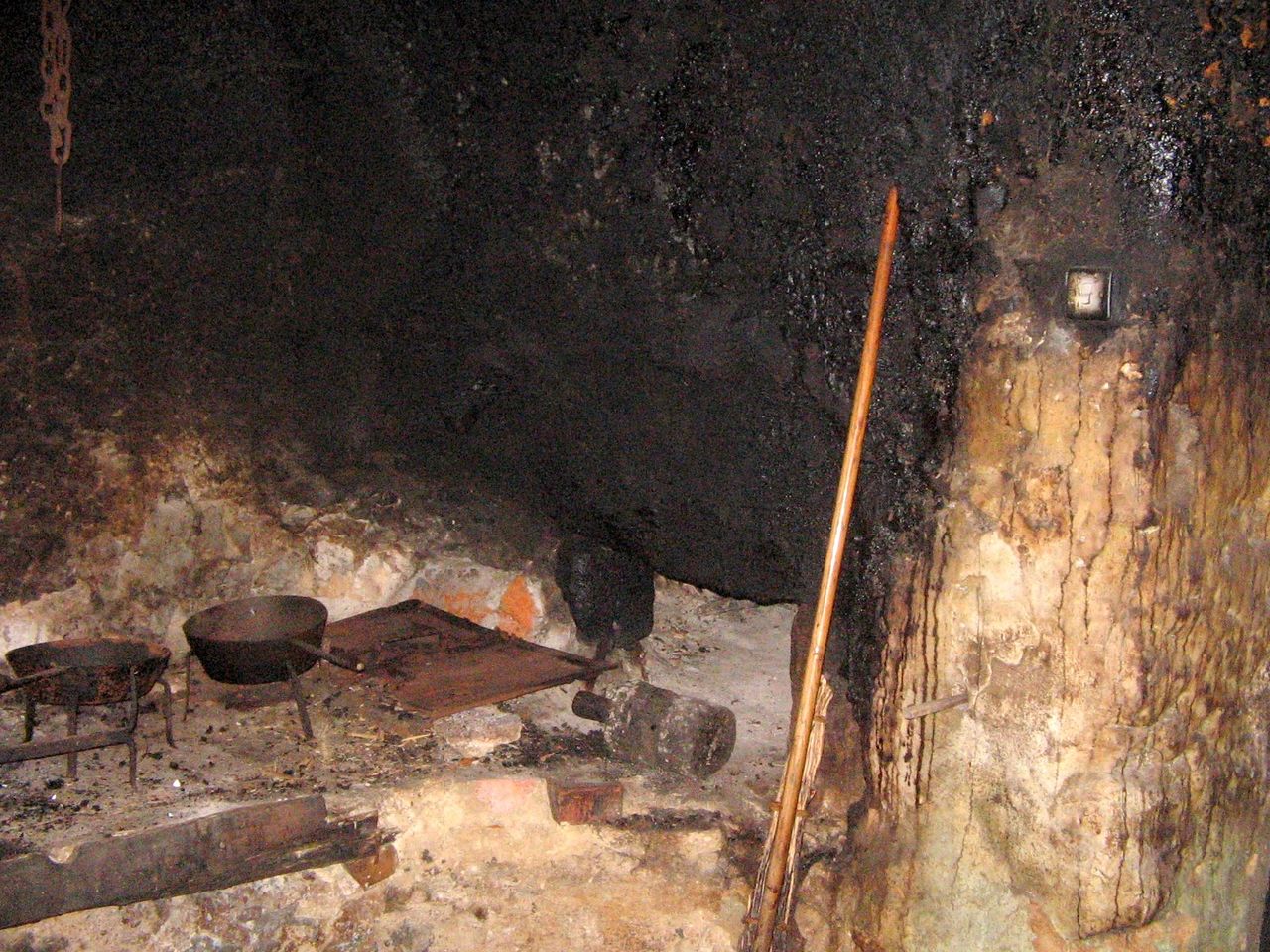 File:Pocar Homestead Mojstrana 2007 Black kitchen.jpg