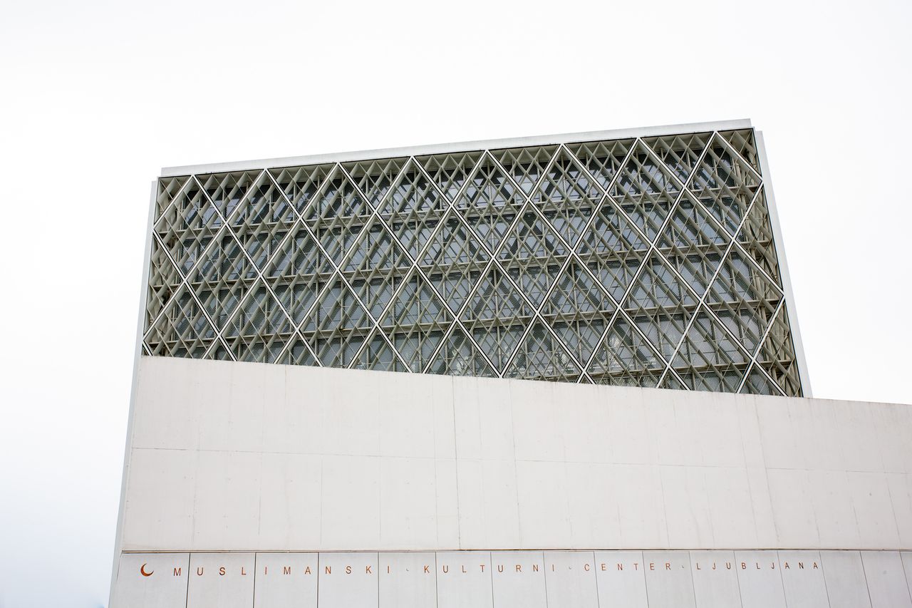 File:Bevk Perovic Arhitekti 2021 Islamic Religious and Cultural Centre Photo Kaja Brezocnik (4).jpg