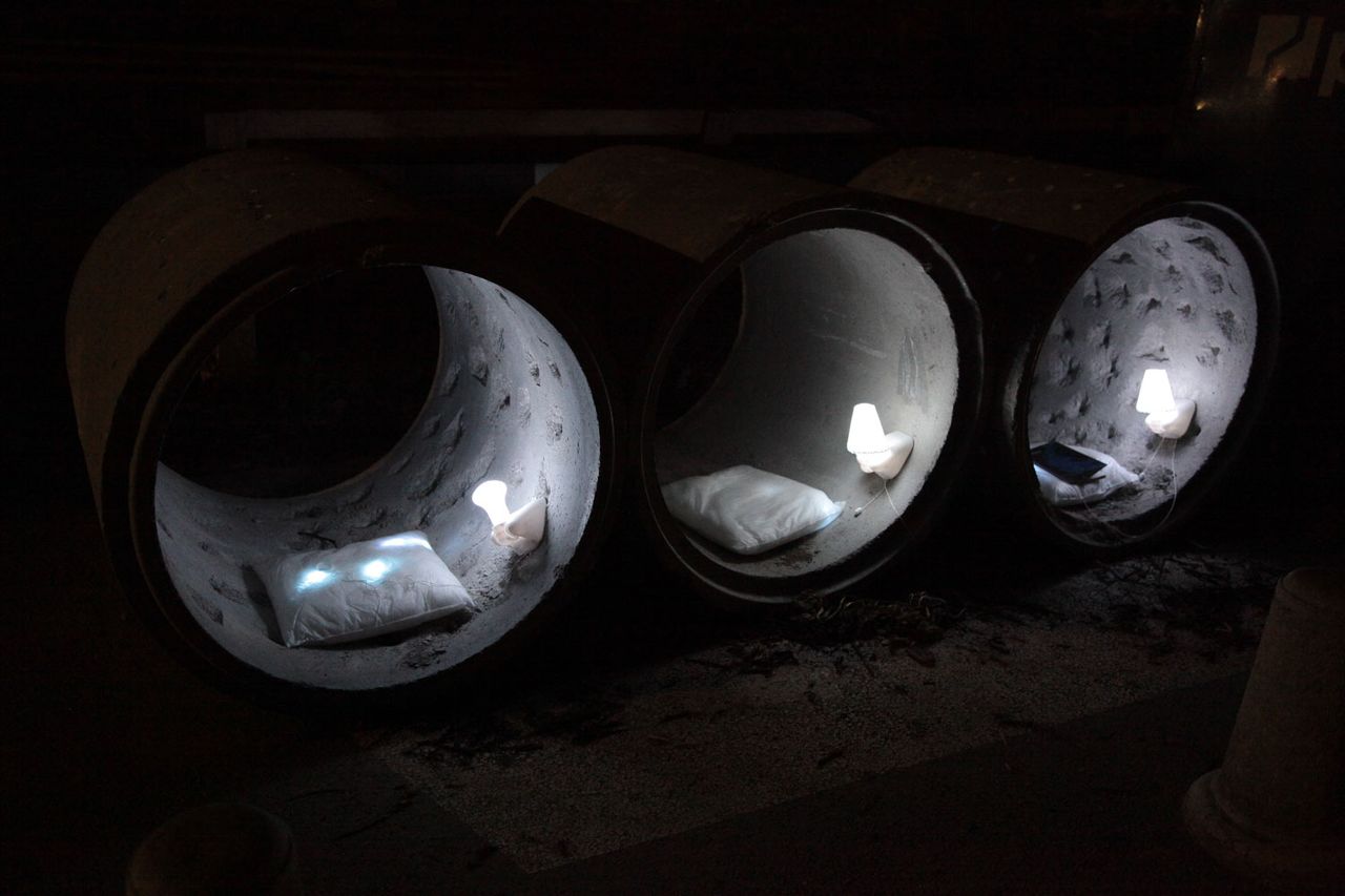 File:Lighting Guerrilla 2010 Luzinterruptus Personal readings.jpg