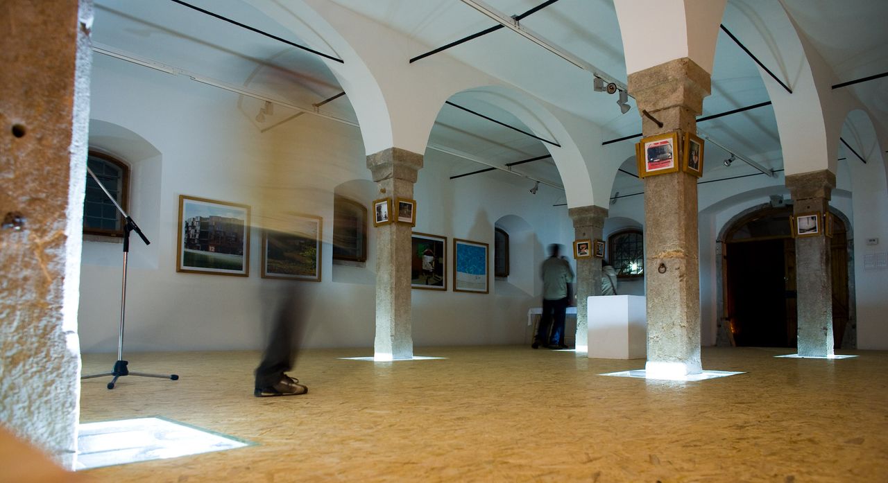 File:Simulaker Gallery 2008 interior Photo Borut Peterlin.jpg
