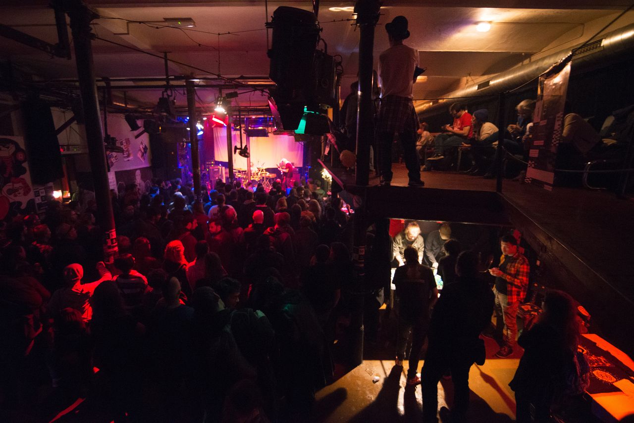 File:Klub Menza pri koritu 2018 interior Photo Katja Goljat.jpg