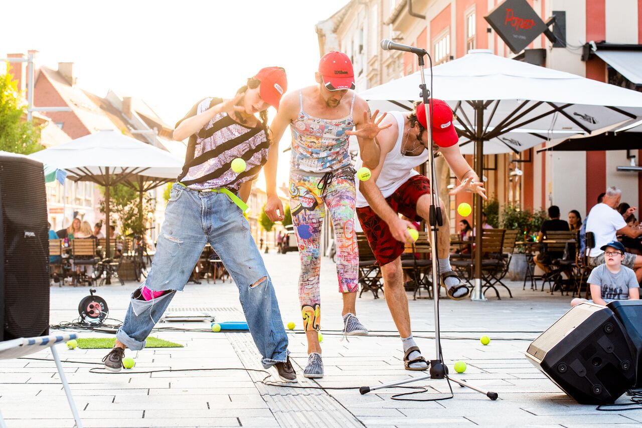 File:Crossings Festival 2021 Juggling concert by Mismo Nismo photo Gregor Salobir.jpg