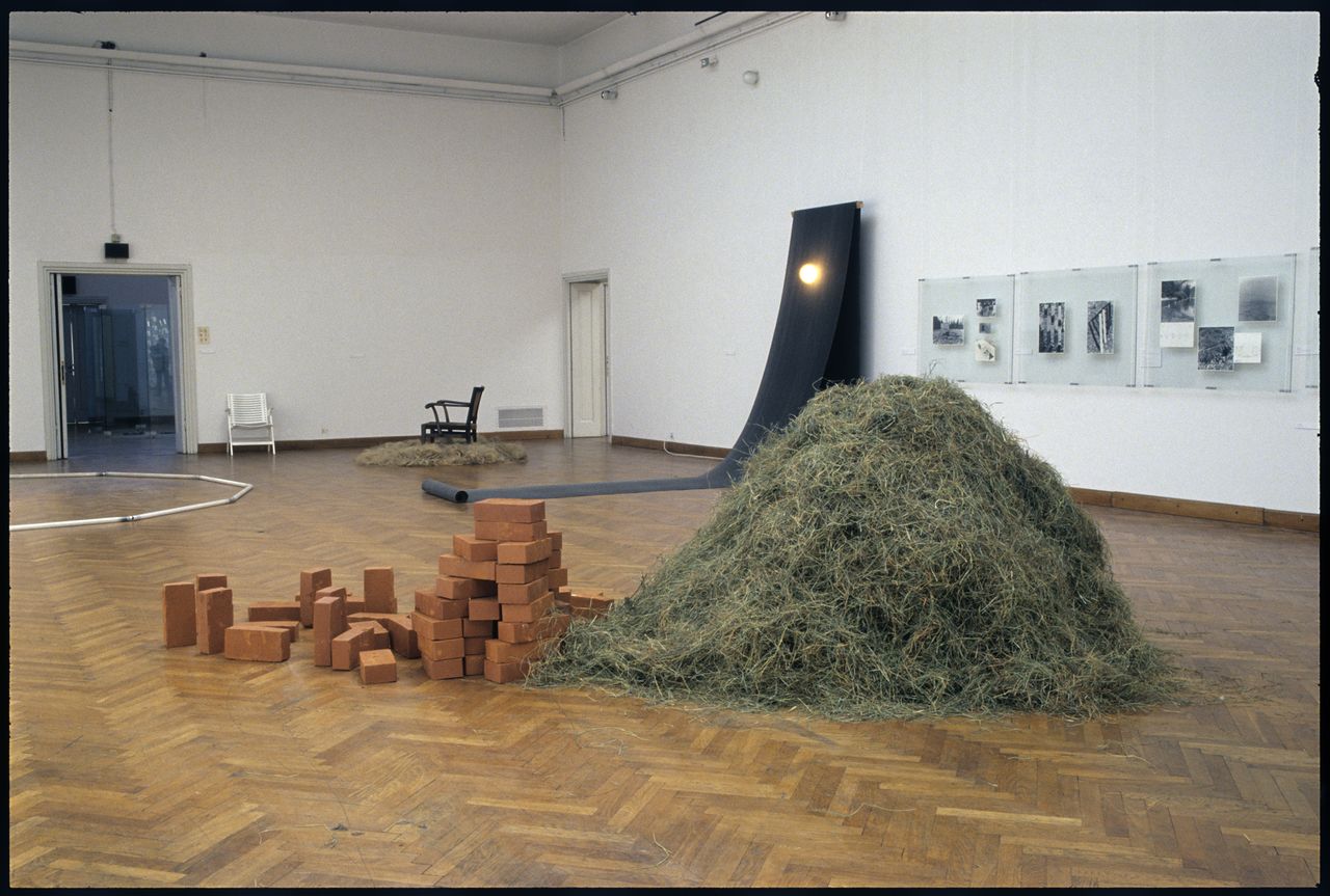 File:Moderna galerija 1994 OHO Group exhibition Photo Lado Mlekuz.jpg