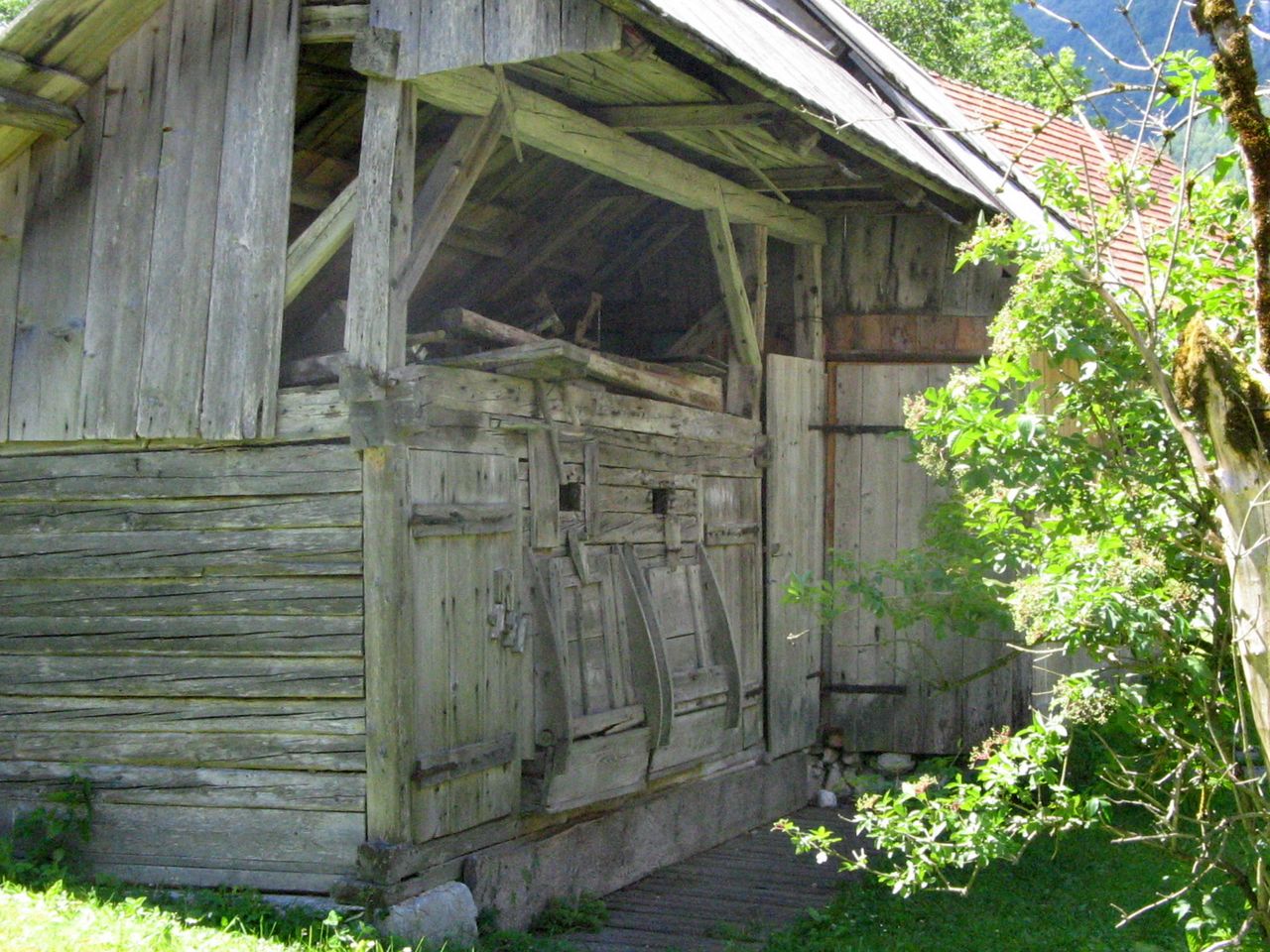 File:Pocar Homestead Mojstrana 2007 Original pigsty.jpg