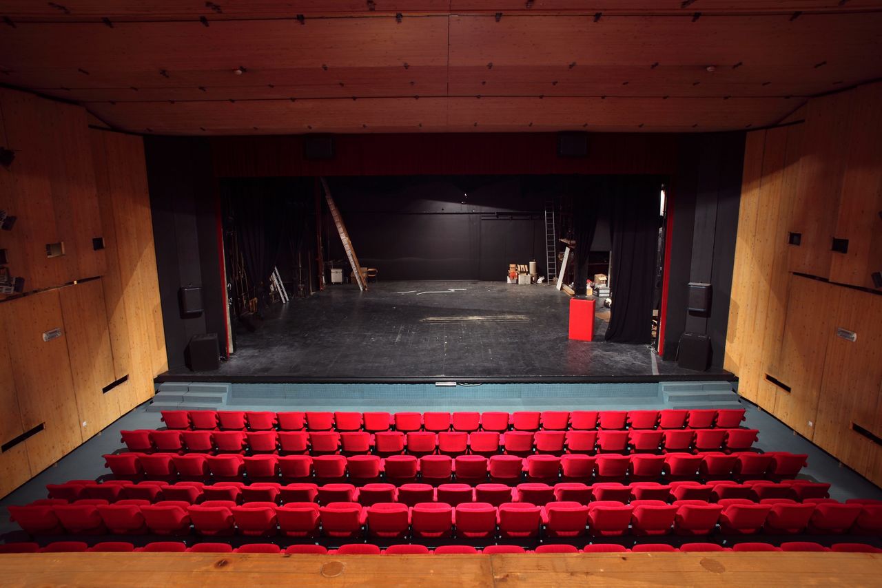 File:Spanski borci Culture Centre 2010 Main hall.JPG