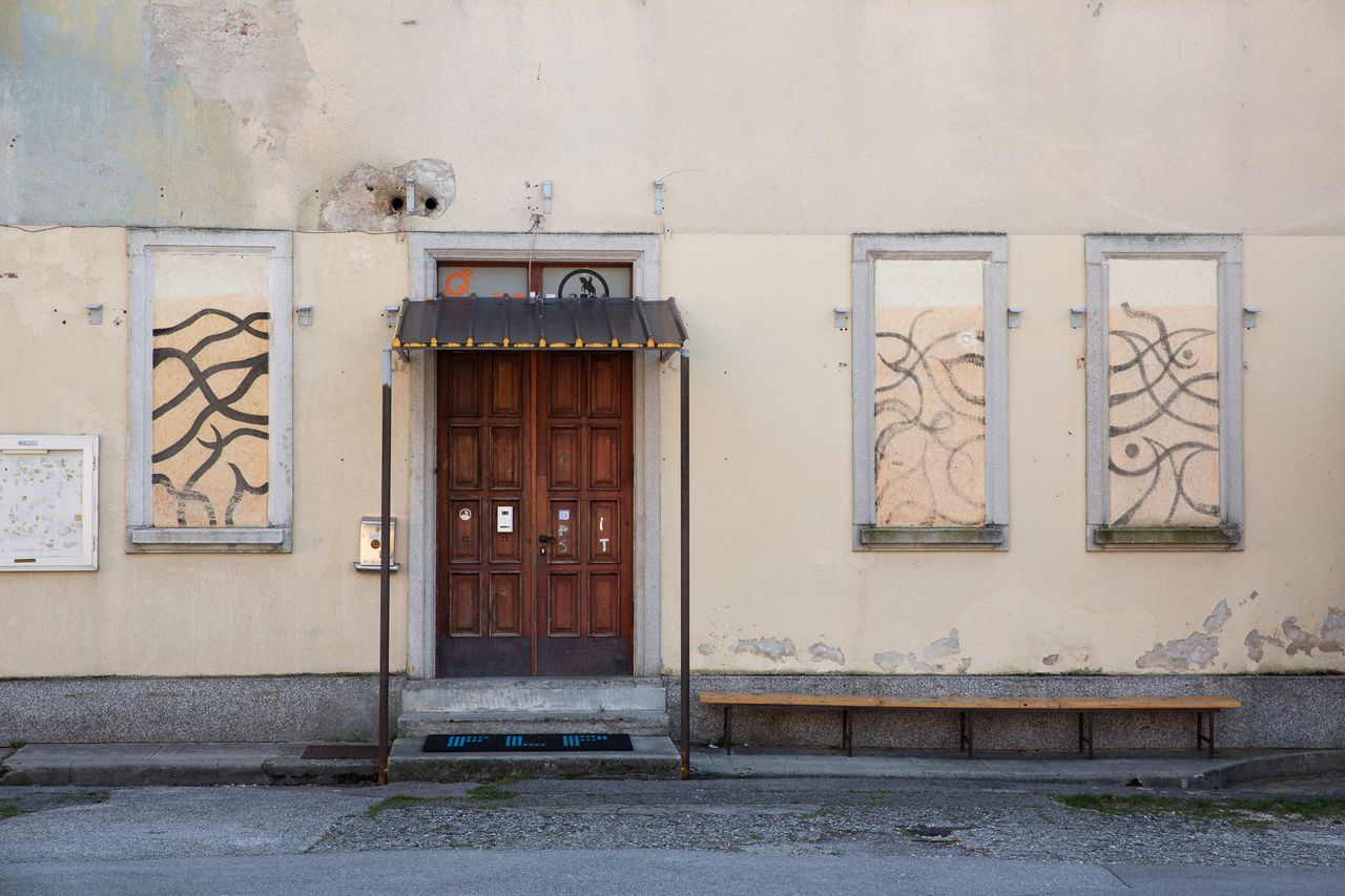 File:Klub Baza Ajdovscina 2021 front entrance Photo Kaja Brezocnik.jpg