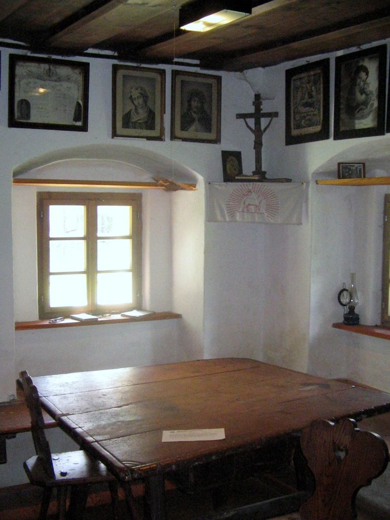 File:Pocar Homestead Mojstrana 2007 Interior.jpg