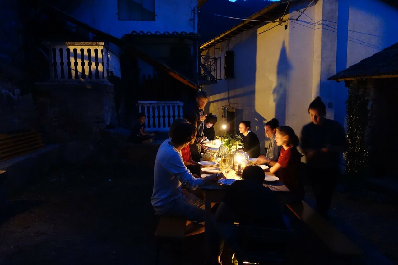 File:Robida a common dinner Photo Elena Rucli.jpg