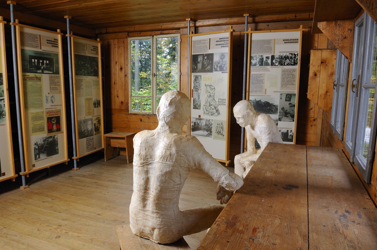 File:Baza 20 Memorial Site 2007 hut exhibition Photo Marko Prsina.jpg