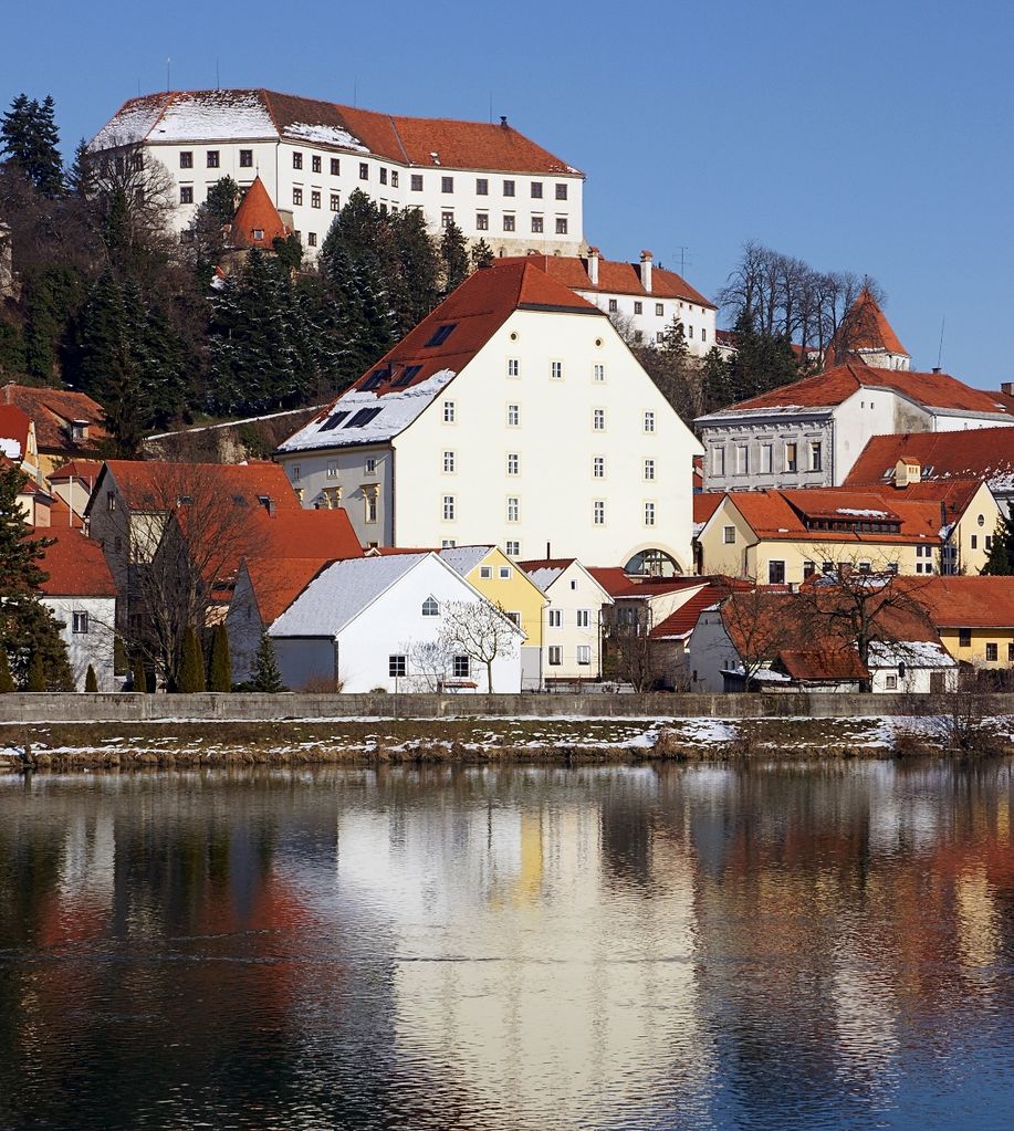File:Ivan Potrc Library Ptuj 2010 exterior Photo Srdan Mohoric.jpg