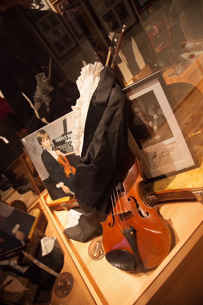 File:Folk Museum Rogaska Slatina 2012 Stefan Milenkovic autograph Photo Marcel Pernat.JPG