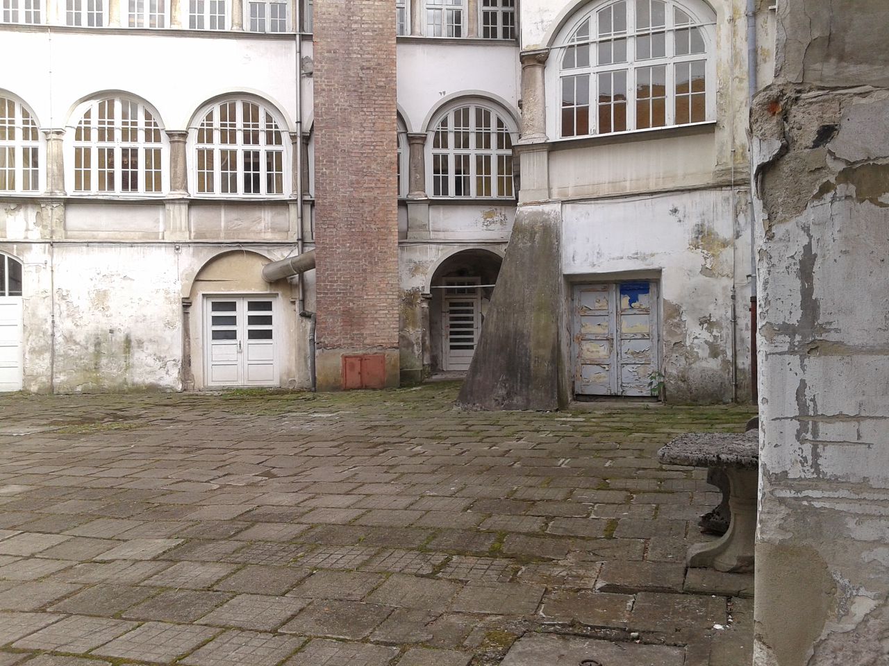 File:Cmurek Castle 2015 inner courtyard 01.jpg