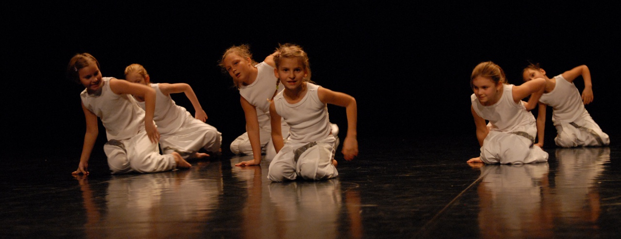 File:JSKD Dance Department 2012 Radosti Bivanja.JPG