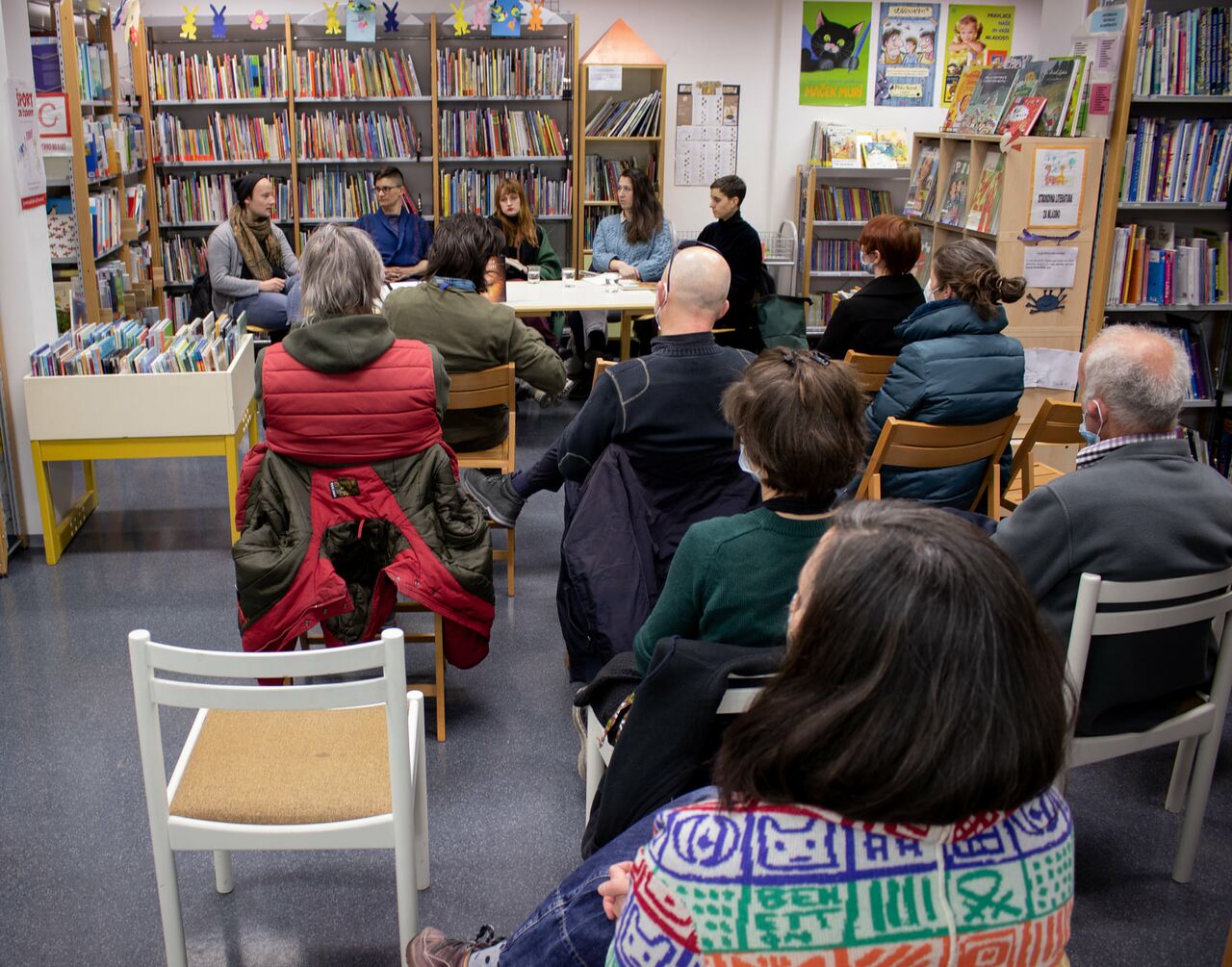 File:Deuje babe Festival 2022 Book presnetation Srca v igri Photo Matjaz Peternelj.jpg