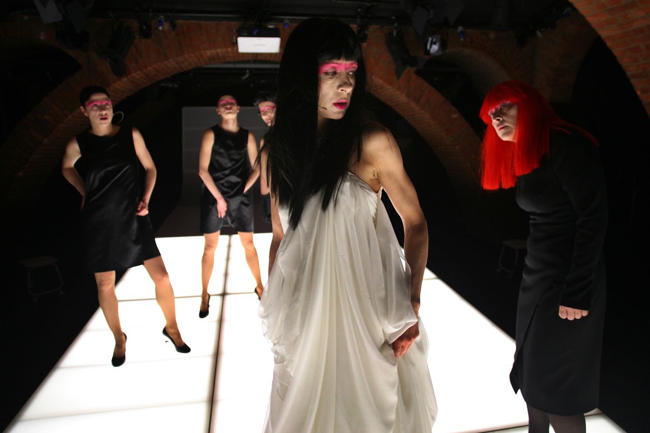 File:Mladinsko Theatre 2008 Malfi Photo Miha Fras.jpg